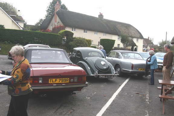 At the Wise Man, W. Stafford, nr Dorchester - a gathering of 6 owners w/cars [l to r, David Bensley, 412S1; John and Mary Stokes, '48 400; Bob Standbridge, 411S3; Stewart White, 406, not in photo; a former 603 owner, Simon Collison; and an owner/wife, Ric & Ann Bull, who came w/o their 400.]
Kaye Browning folding her map in the foreground.